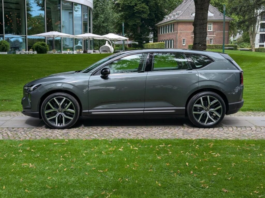 Der Volvo EX60 hat eine Gesamtlänge von 4,81 Meter und zählt damit zur Fahrzeugkategorie der Premium Mittelklasse SUV.