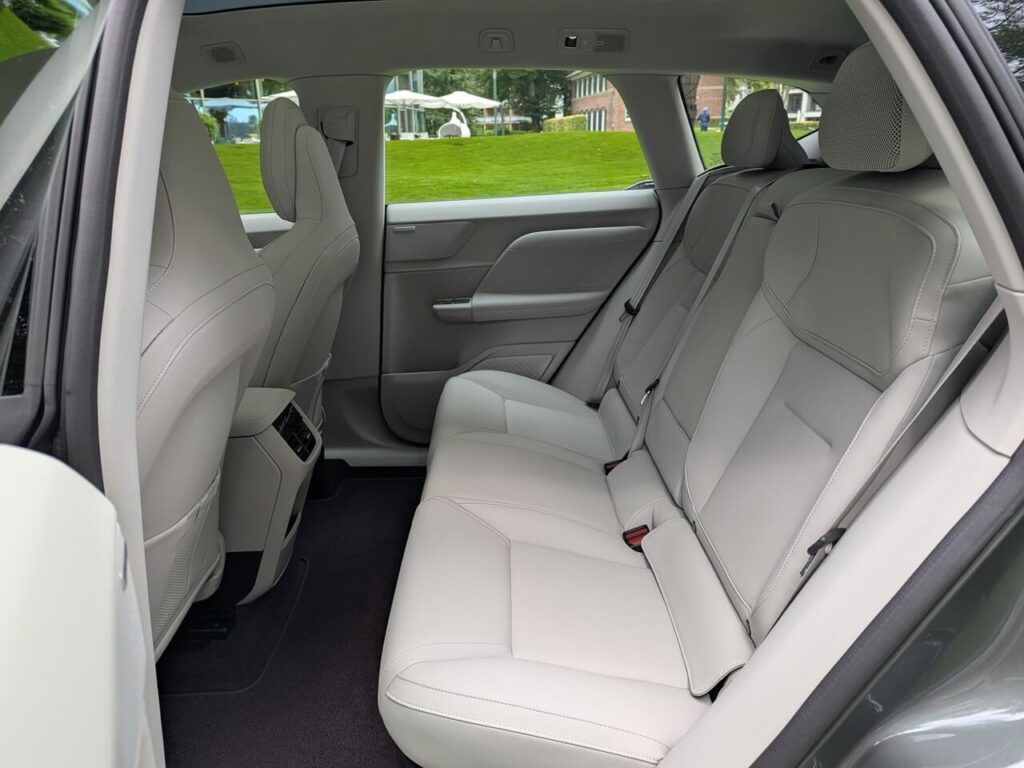 Ebener Boden im Fond: Rücksitzbank im Volvo EX60 mit viel Platz auch für Erwachsene.