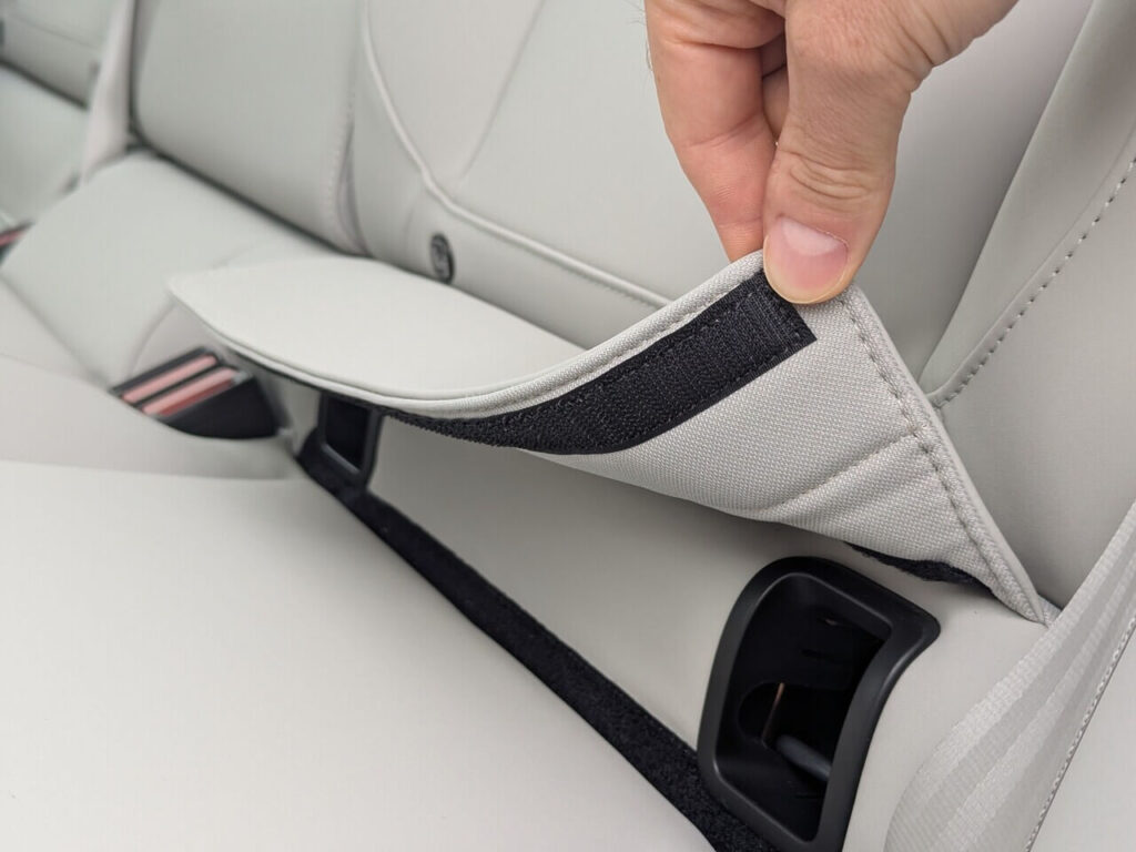 Isofix-Aufnahmen auf der Rücksitzbank: 2x Haltepunkte an den äußeren Plätzen zur Befestigung von Kindersitzen. Die Isofix-Halterungen befinden sich unter Stoffklappen an den äußeren beiden Plätzen.