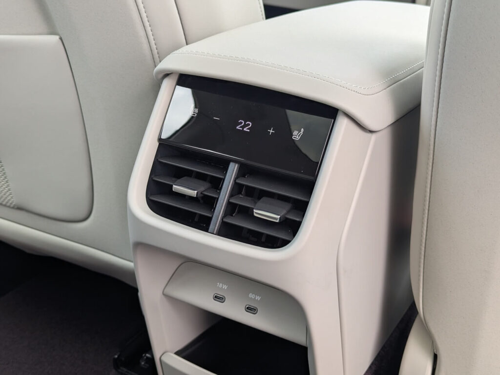 Klimaeinstellung für Rücksitzbank: Klimaautomatik, Sitzheizung (3-stufig) und USB-C-Anschlüsse im Fond.
