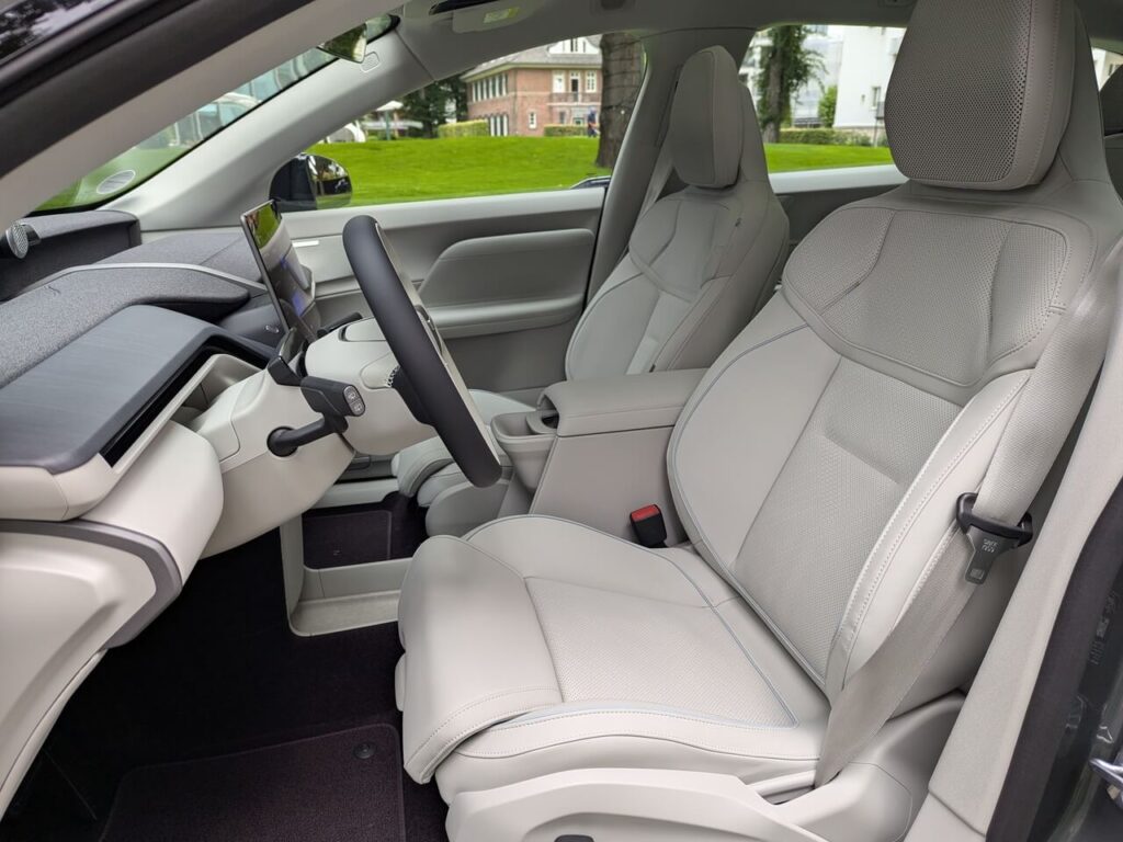 Elektrisch verstellbare Vordersitze im Volvo EX60 (Modelljahr 2027).