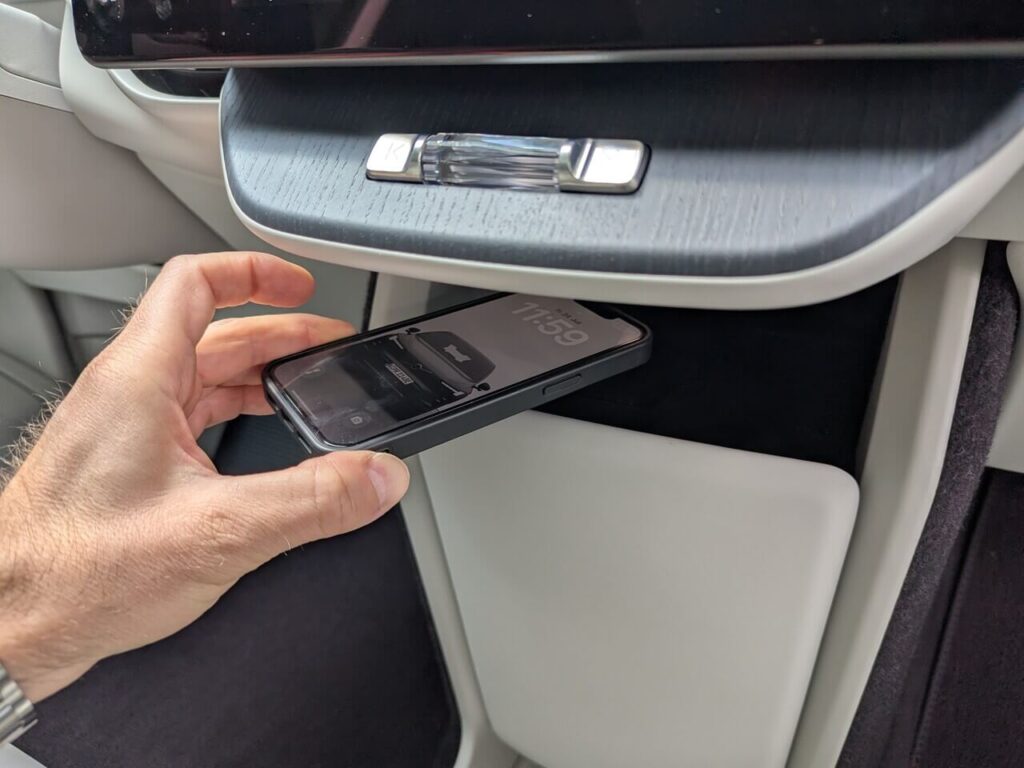 Kabelloses Laden im Volvo EX60: Induktives Smartphone-Ladesystem (QI) in der Mittelkonsole.