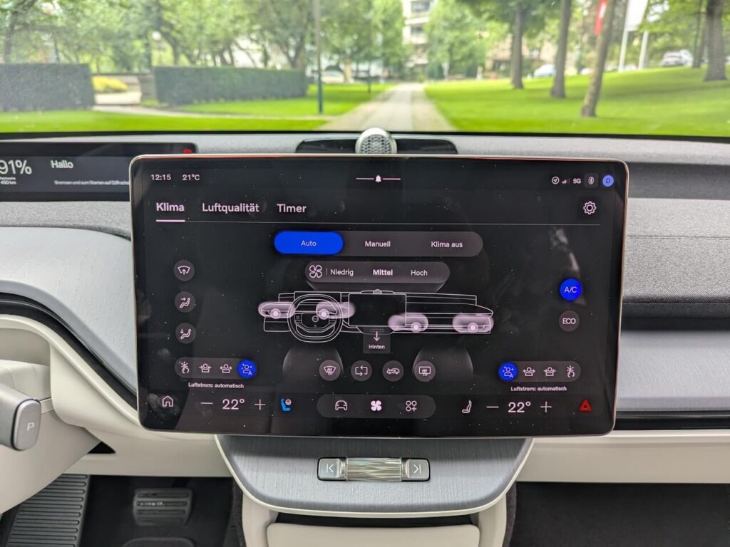 Klimamenü der 3-Zonen Klimaautomatik (15" Curved-Touchscreen).