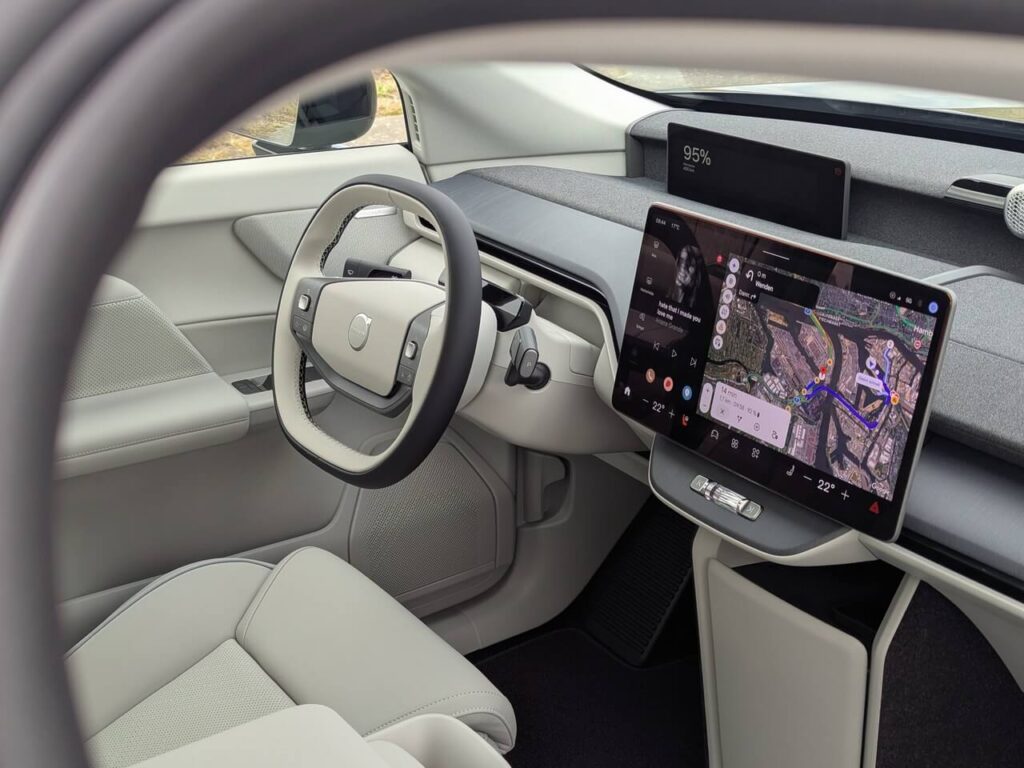 Neu gestalteter Innenraum mit 15 Zoll Touchscreen