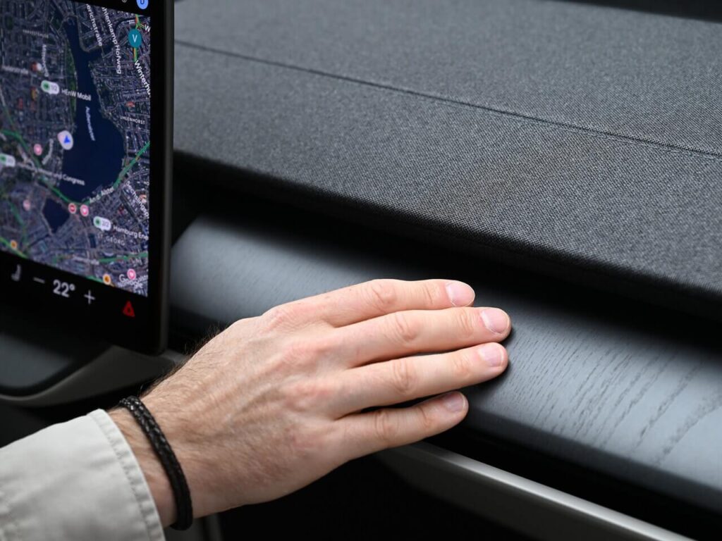Echtholzdekor "Weathered Grey Ash" im Volvo EX60.