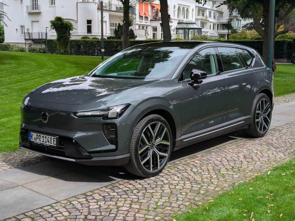 Volvo EX60 mit bis zu 810 km elektrischer Reichweite. Schnelle Ladezeiten von unter 20 Minuten dank 800-Volt-Technik.