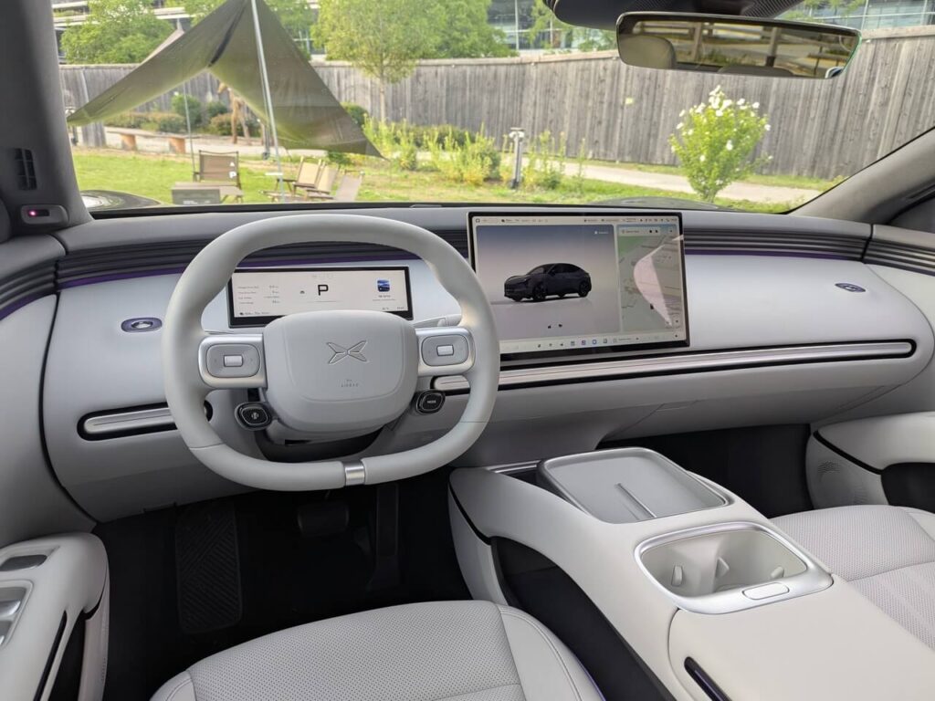 Aufgeräumtes Interieur: Weiche Materialien und geräumige Mittelkonsole.