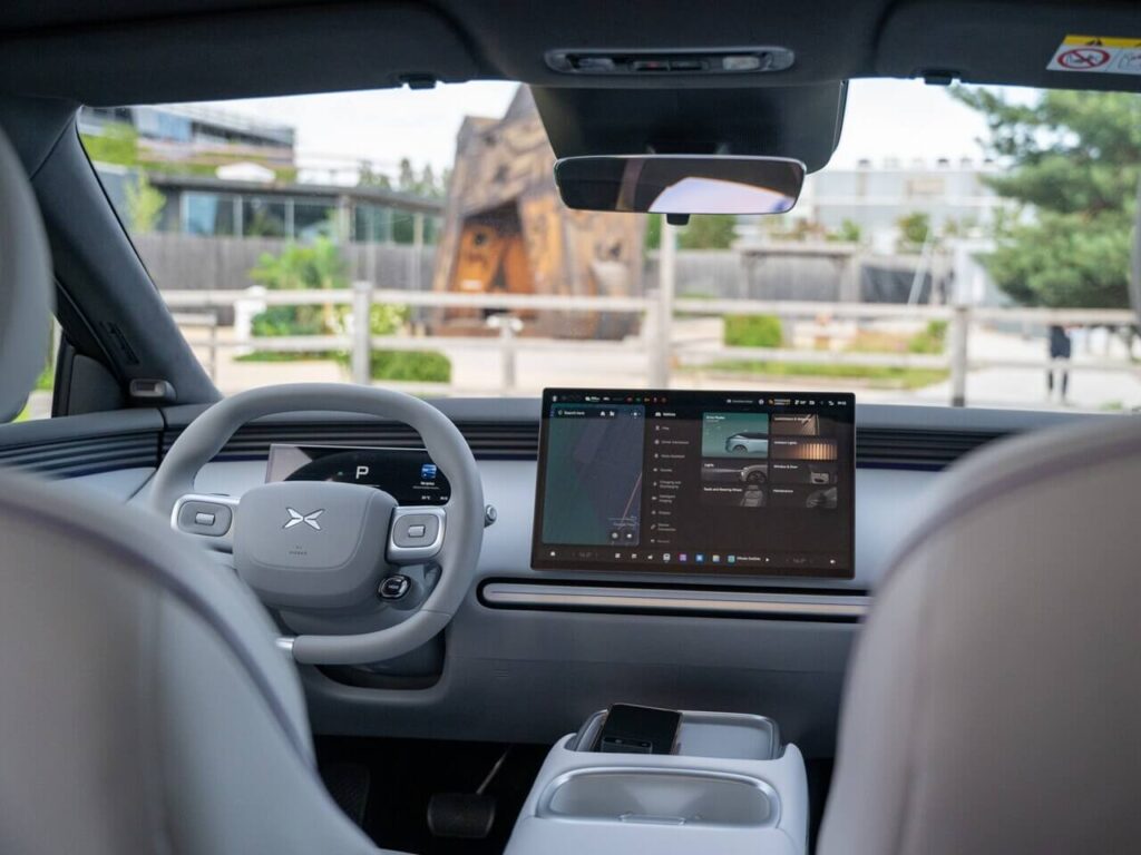 Innenraum beim Xpeng L03 mit Kombiinstrument, 26,8 Zoll großem Head-up-Display (HUD) und 15,6 Zoll Touchscreen mit Google-Navigation (Foto: Giolina Marie Güttler)