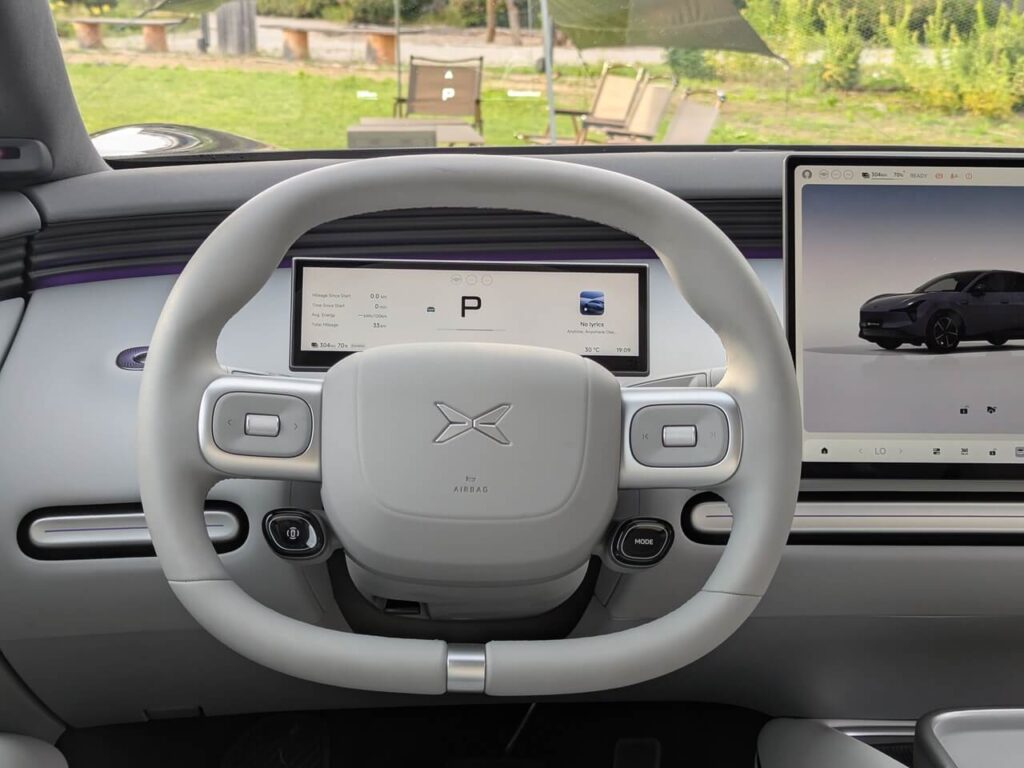 Fahrerperspektive im Xpeng L03: Digitales Kombiinstrument und zusätzlich ein großes hochauflösendes Head-up-Display.