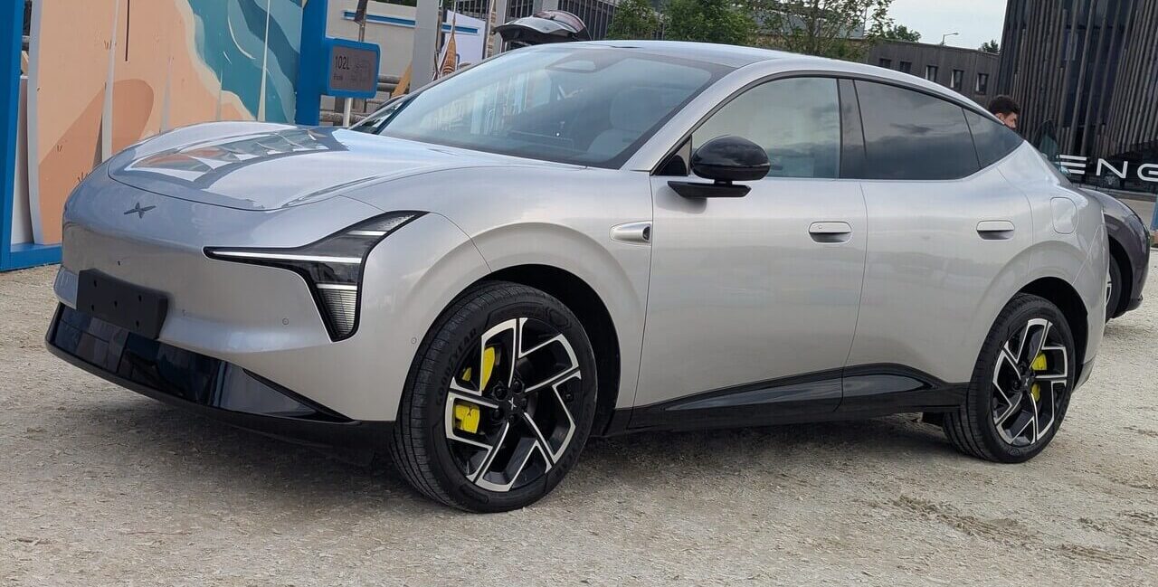 Xpeng L03 Performance Ultra in der Lackierung "Silver Fronst" (+950 Euro).