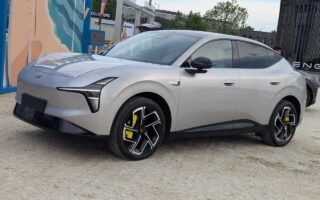 Xpeng L03 Performance Ultra in der Lackierung "Silver Fronst" (+950 Euro).
