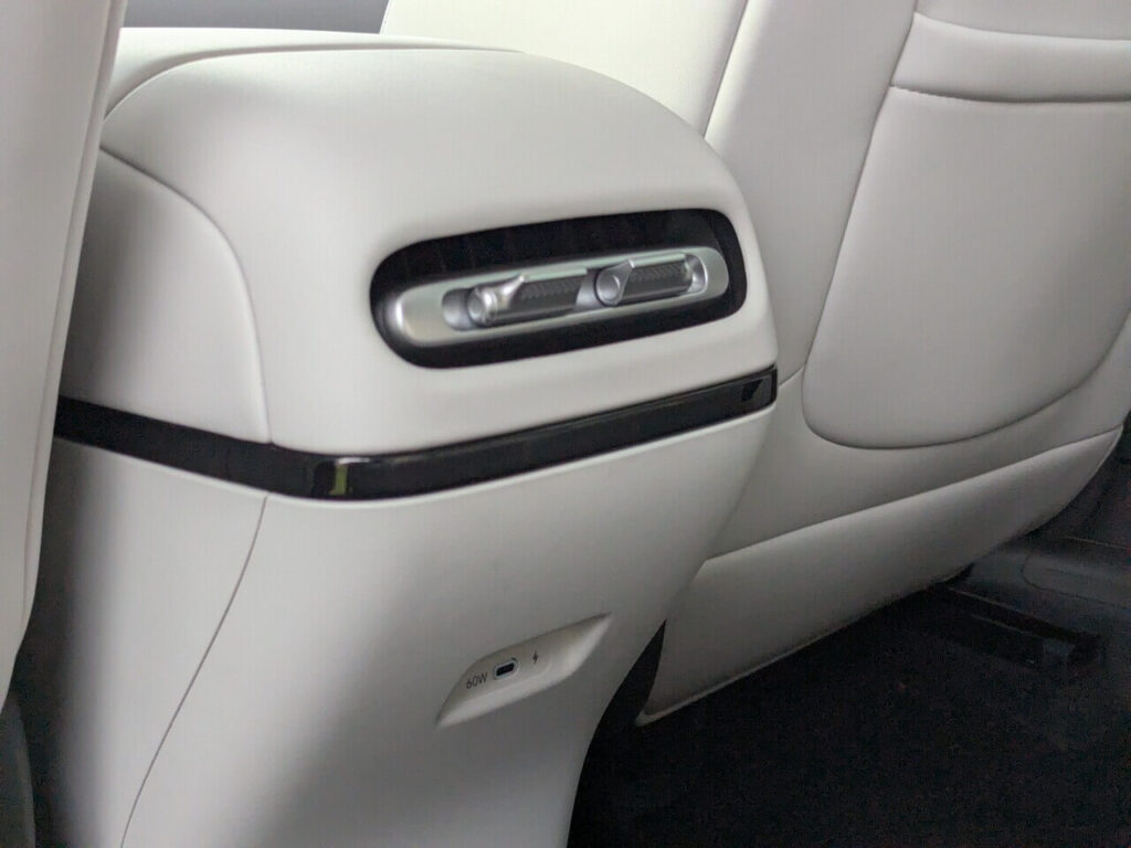 Einstellbare Lüftungsdüsen für die Rücksitzbank und ein USB-C-Anschluss mit 60 Watt Ladeleistung.