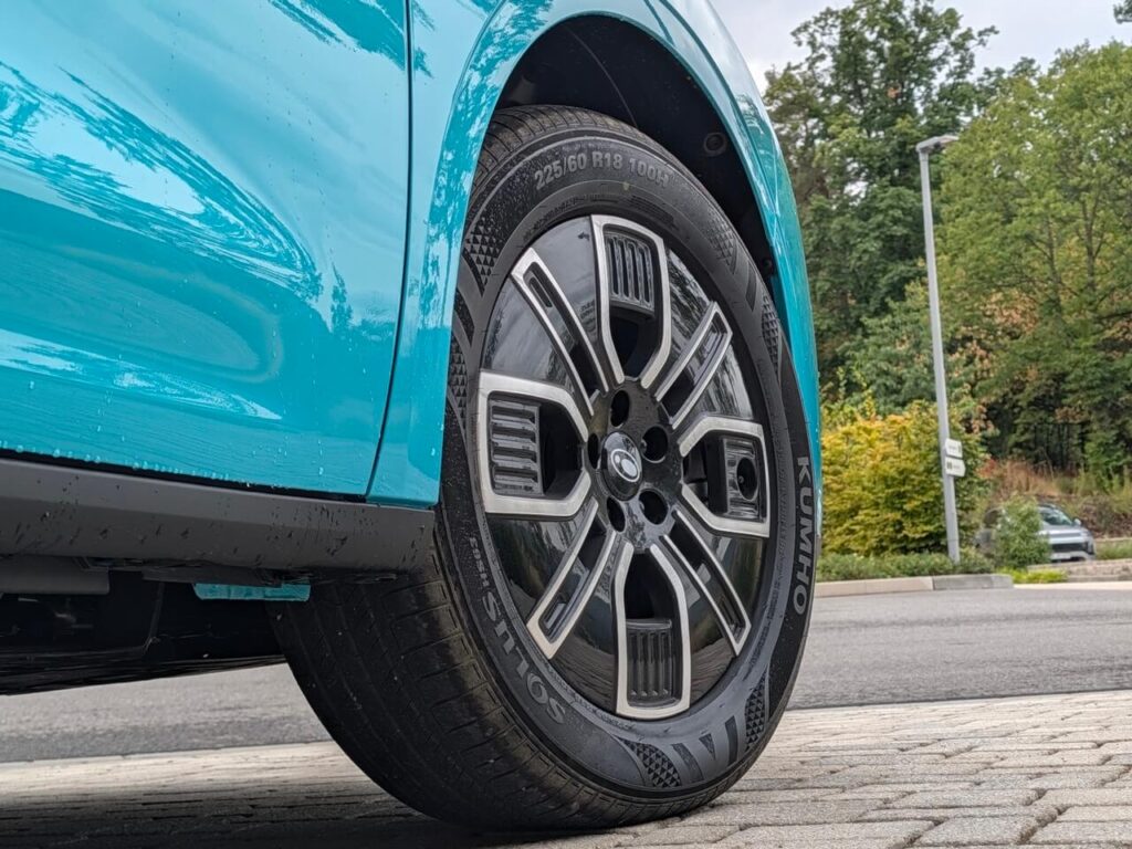 Aerodynamisch optimierte Leichtmetallräder in 18 Zoll serienmäßig.