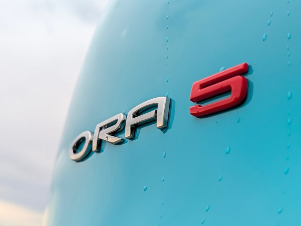 GWM ORA 5 (2026) im Test. Modellbezeichnung auf dem Sea-Blue lackierten Heckdeckel.