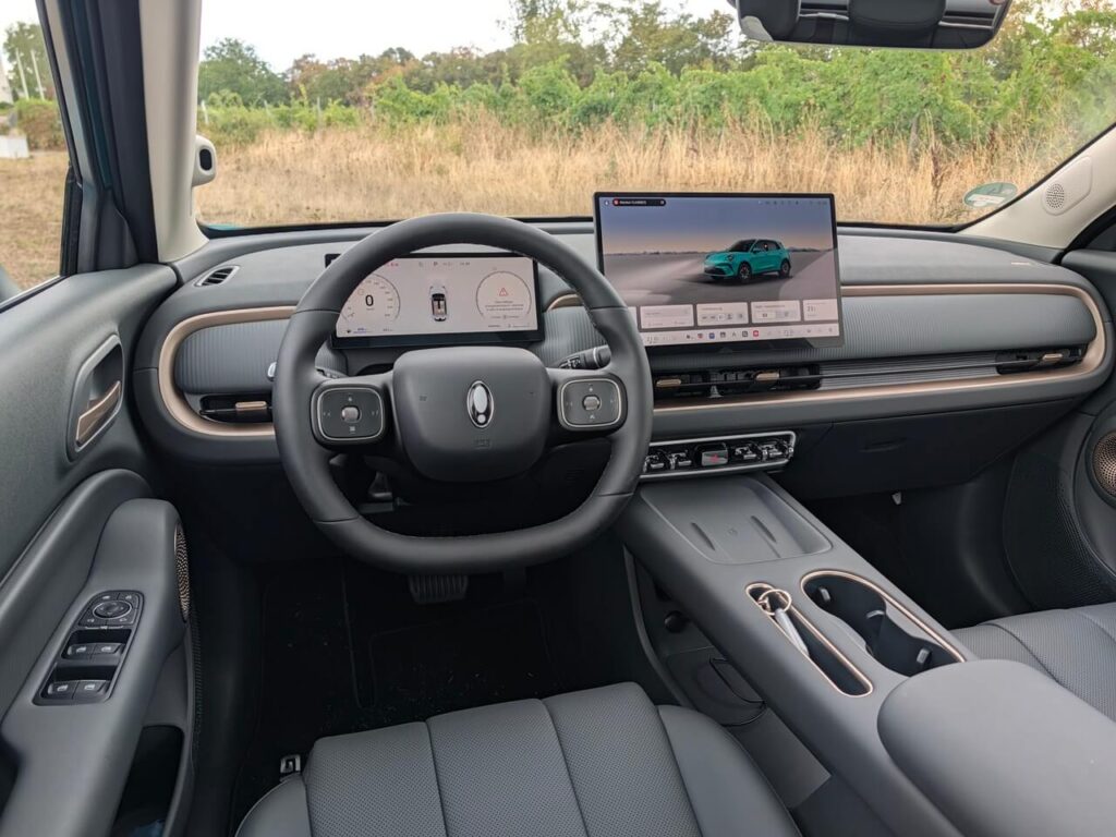 Fahrerperspektive (POV) beim GWM Ora 5 Luxury mit dunklem Kunstleder-Interieur.