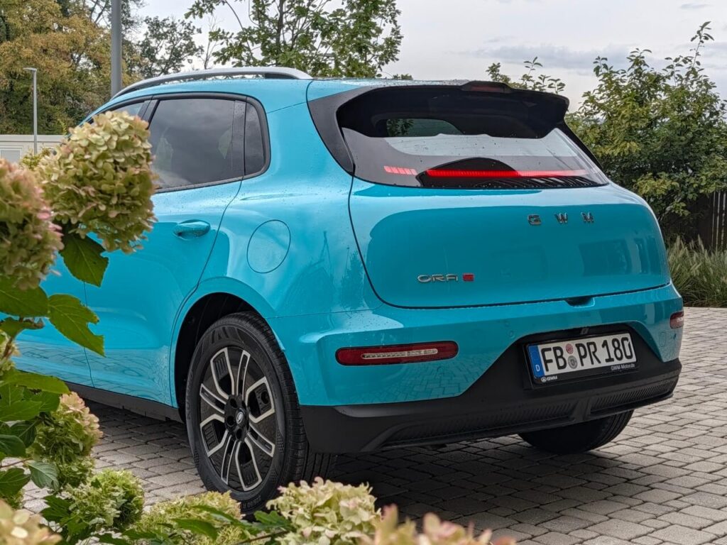 Rundes Heck beim GWM Ora 5 mit eigenständigem Design. Die Lackierung "Sea Blue" kostet 750 Euro Aufpreis.