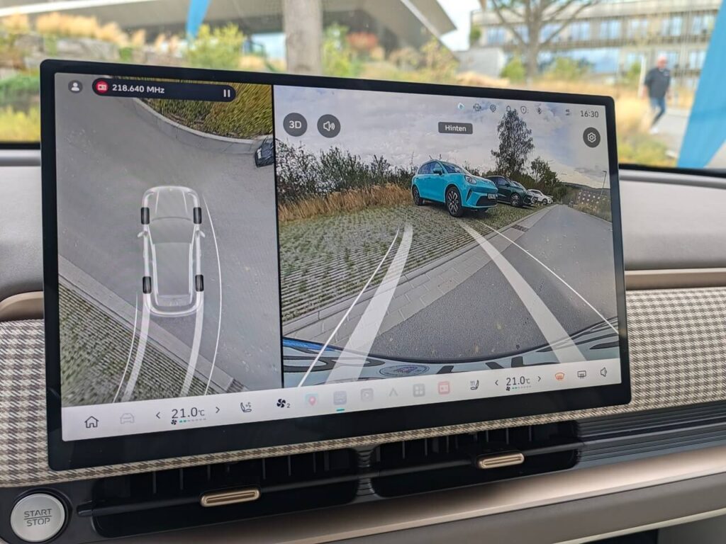 360-Grad Kamerasystem serienmäßig: hochauflösendes Kamerabild mit dynamischen Führungslinien, transparenter- und 3D-Ansicht.