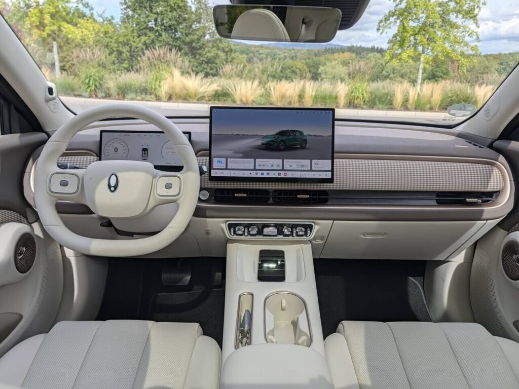 Armaturenbrett im GWM Ora 5 Luxury mit hellem Interieur: 10,25" Kombiinstrument, 14,6" Touchscreen und kabellose Smartphone-Ladestation.