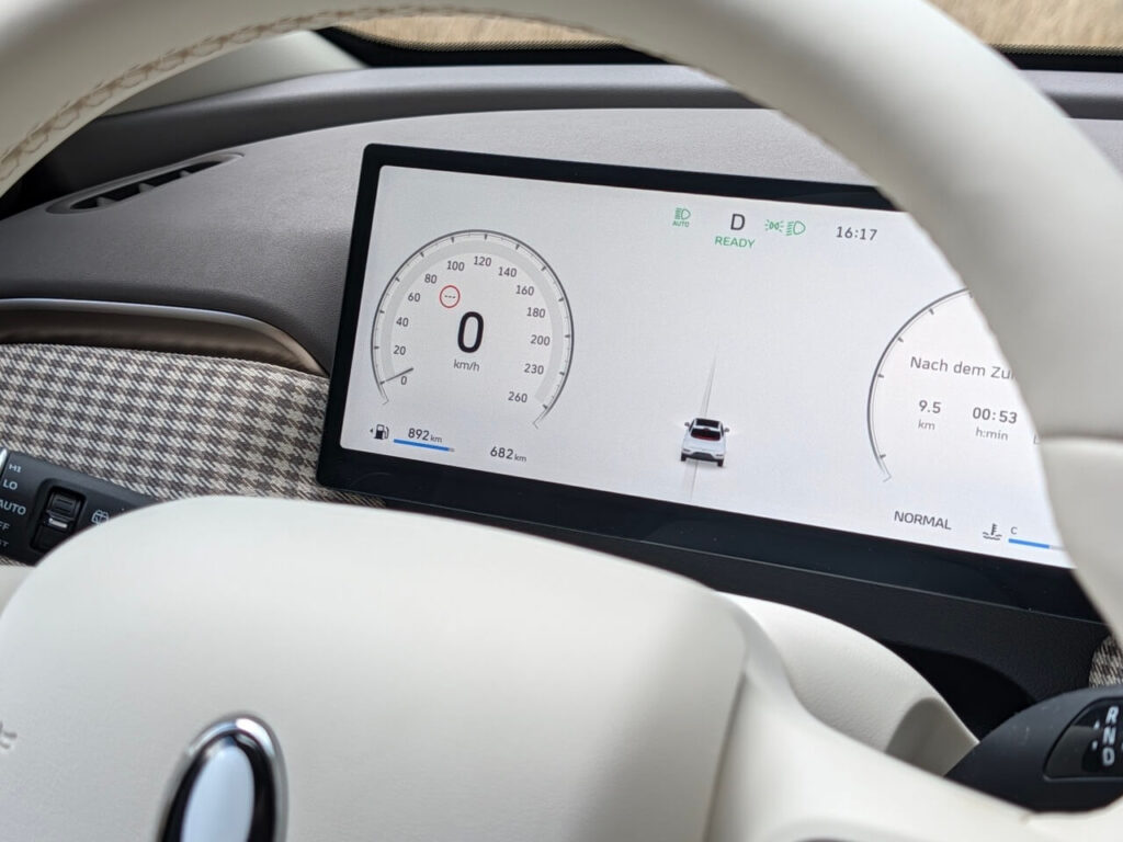 Individuell anpassbares Kombiinstrument: 10,25 Zoll großes Digital-Cockpit im GWM Ora 5 HEV.