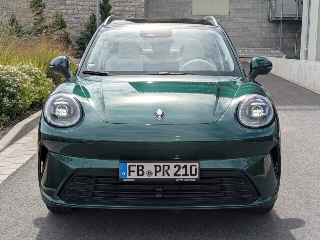 Freundliches Design: Runde LED-Scheinwerfer beim neuen GWM Ora 5 HEV (2026).