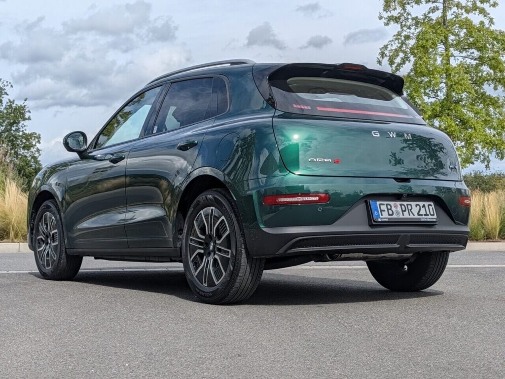 Welcher Motor lohnt sich beim GWM Ora 5. Kompakt-SUV in der Lackierung Forest Green Metallic.
