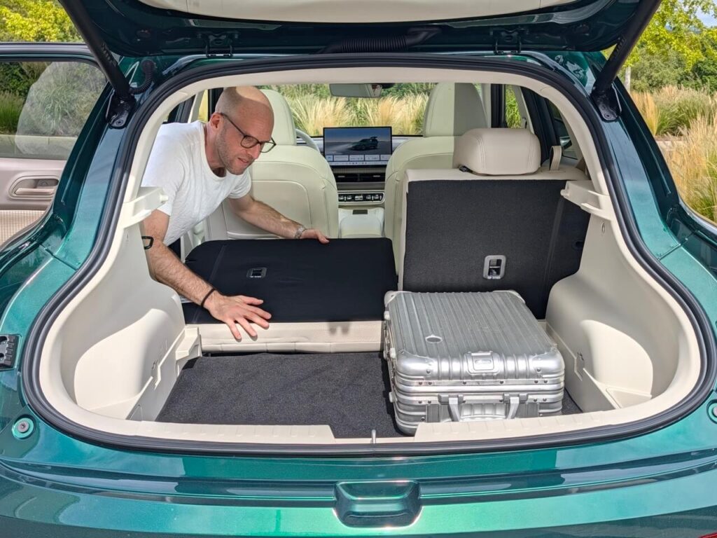 Der Kofferraum im GWM Ora 5 hat einen variablen Gepäckraumboden. Das Kofferraumvolumen in der Hybrid-Version beträgt 390 Liter und kann auf bis zu 1088 Liter erweitert werden.