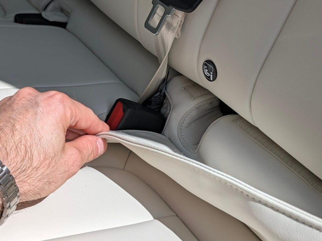 Isofix-Haltepunkte im GWM Ora 5: Auf der Rücksitzbank gelangt man über Polster-Klappen zu den ISOFIX-Kindersitzverankerungen.