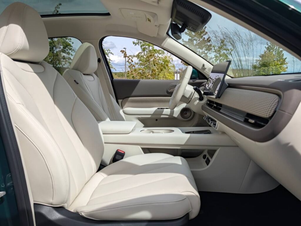 Beifahrersitz im Ora 5 Luxury mit hellem Kunstleder in Beige-Braun