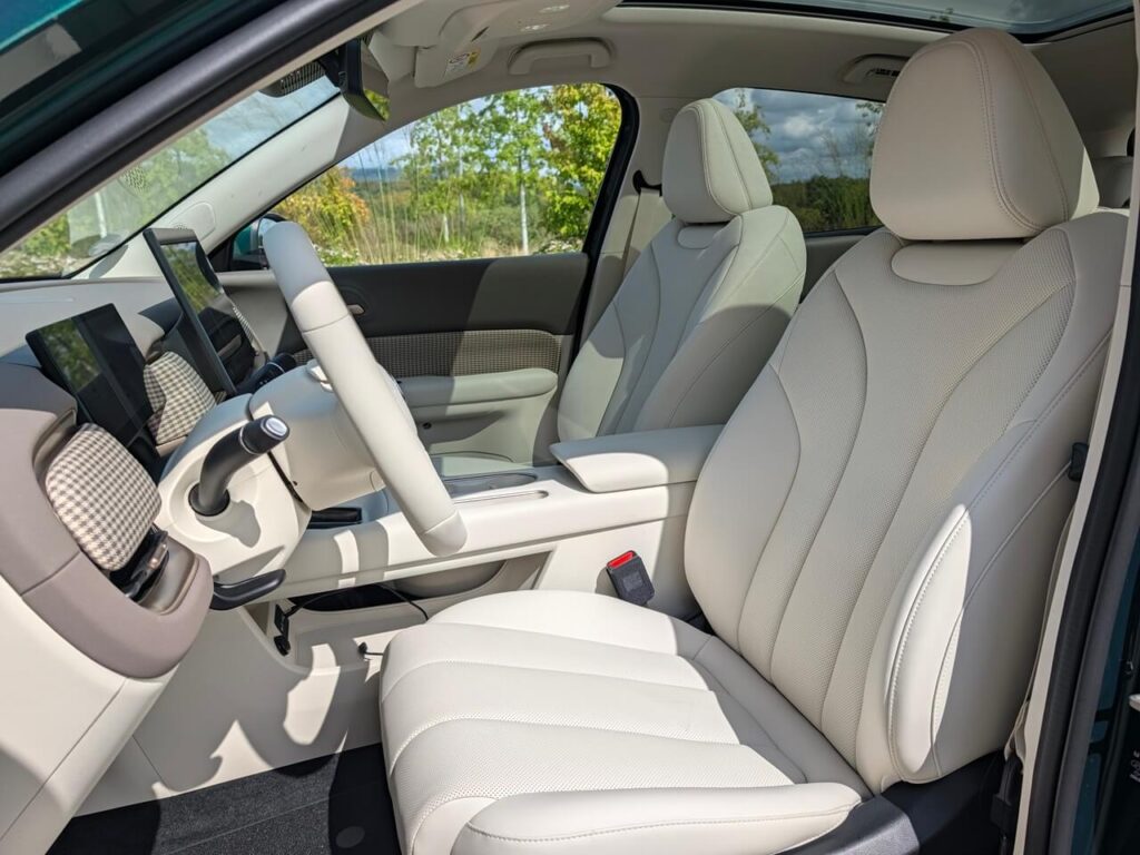 Luxuriöser Innenraum Sitzheizung und Sitzbelüftung auf den vorderen Sitzen im Ora 5 Luxury mit hellen Kunstleder-Polstern in Beige/Brown.