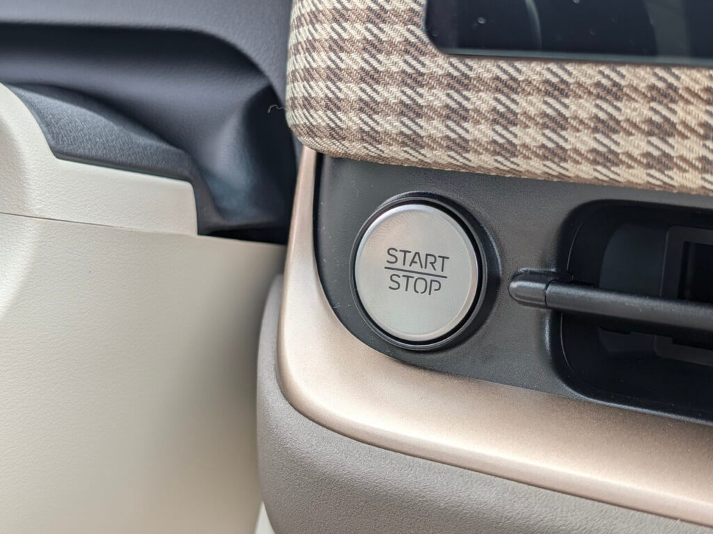 Startknopf rechts neben der Lenksäule im Ora 5 Luxury.