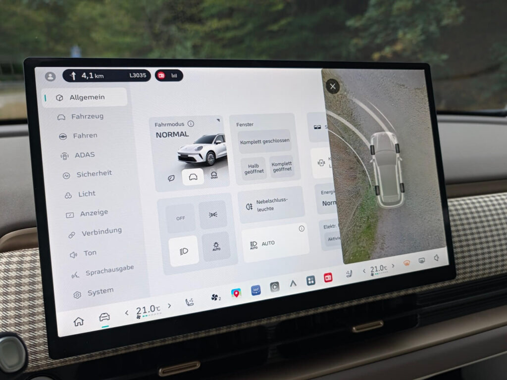 14,6 Zoll großer Touchscreen mit übersichtlichem Menü und nützlichen Zusatzfunktionen (Einblendung 360-Grad-Kamera).