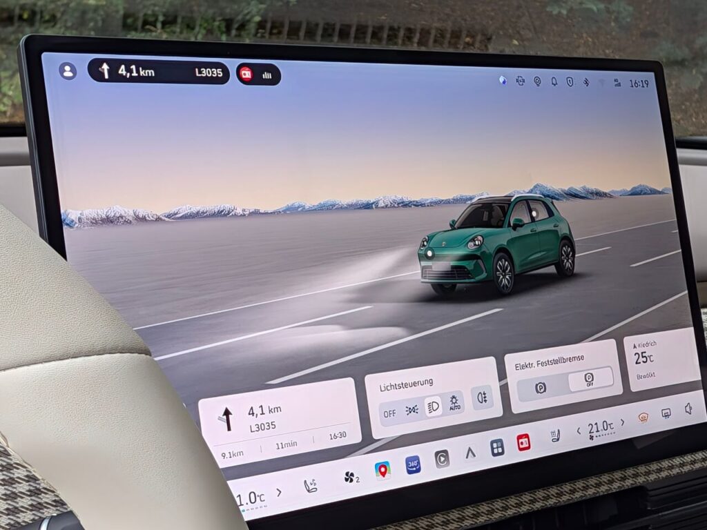 Funktionen können intuitiv über den Touchscreen des Multimediasystems im GWM Ora 5 eingestellt werden. Direktzugriffe über Leiste am unteren Bildschirmrand.