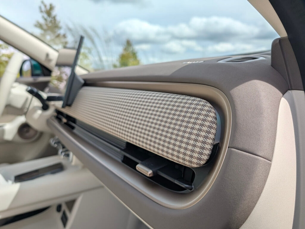 Empfehlung: Innenraum beim Ora 5 Luxury in Beige-Braun mit stylischem Dekor.