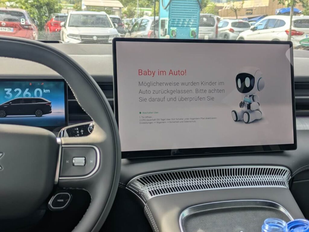 Standklimatisierung mit Baby-Modus und Anzeige auf dem Zentralbildschirm beim Xpeng X9.