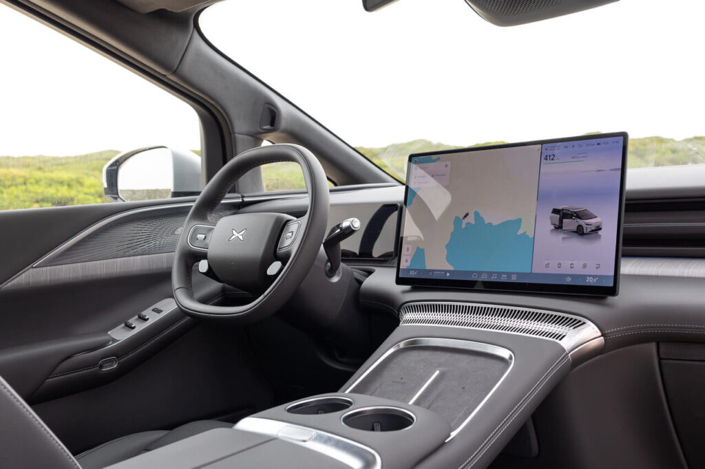 Xpeng X9 Cockpit mit großem Touchscreen und kabellosem Smartphone-Laden