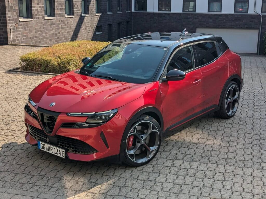 Performance-Modell mit Elektroantrieb: Alfa Romeo Junior Veloce mit 280 PS im Test.