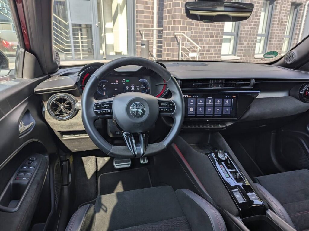 Fahrerorientiertes Cockpit im eleganten Alfa-Stil mit Sportlenkrad (Leder/Alcantara) im Alfa Romeo Junior Veloce.