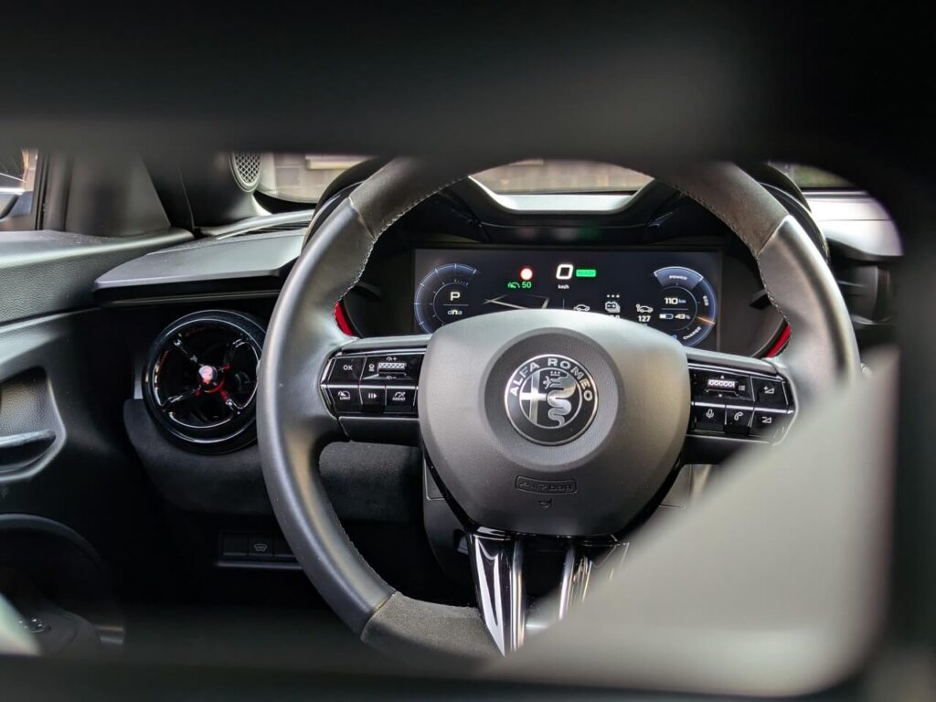 Cockpit-Design mit röhrenförmiger Tachoabdeckung für das 10,25 Zoll große Kombiinstrument beim Alfa Romeo Junior Veloce.