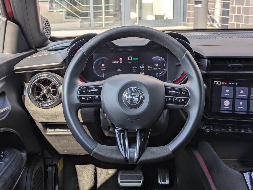 Fahrerperspektive mit Sport-Lederlenkrad (oben und unten Alcantara) mit Blick auf das 10,25 Zoll große Digitaltacho.