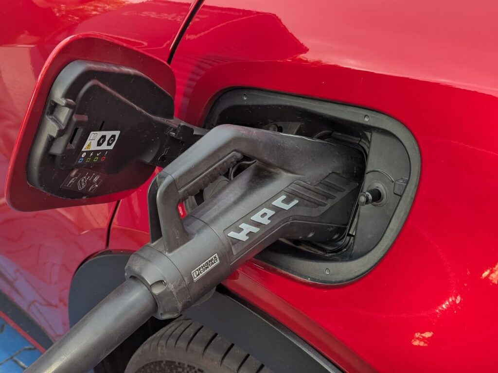 Der Junior Veloce hat eine maximale Ladeleistung von 100 kW beim DC-Laden. Ein Vollladung von 10–80 % dauert etwa 27 Minuten.