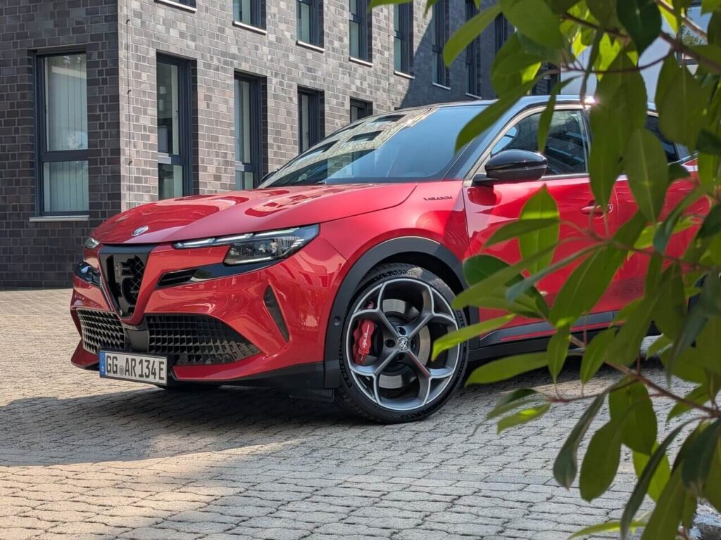 Sportlich-elegantes Design an der Front: Alfa Romeo Junior Veloce mit 20 Zoll Rädern "VENTI".