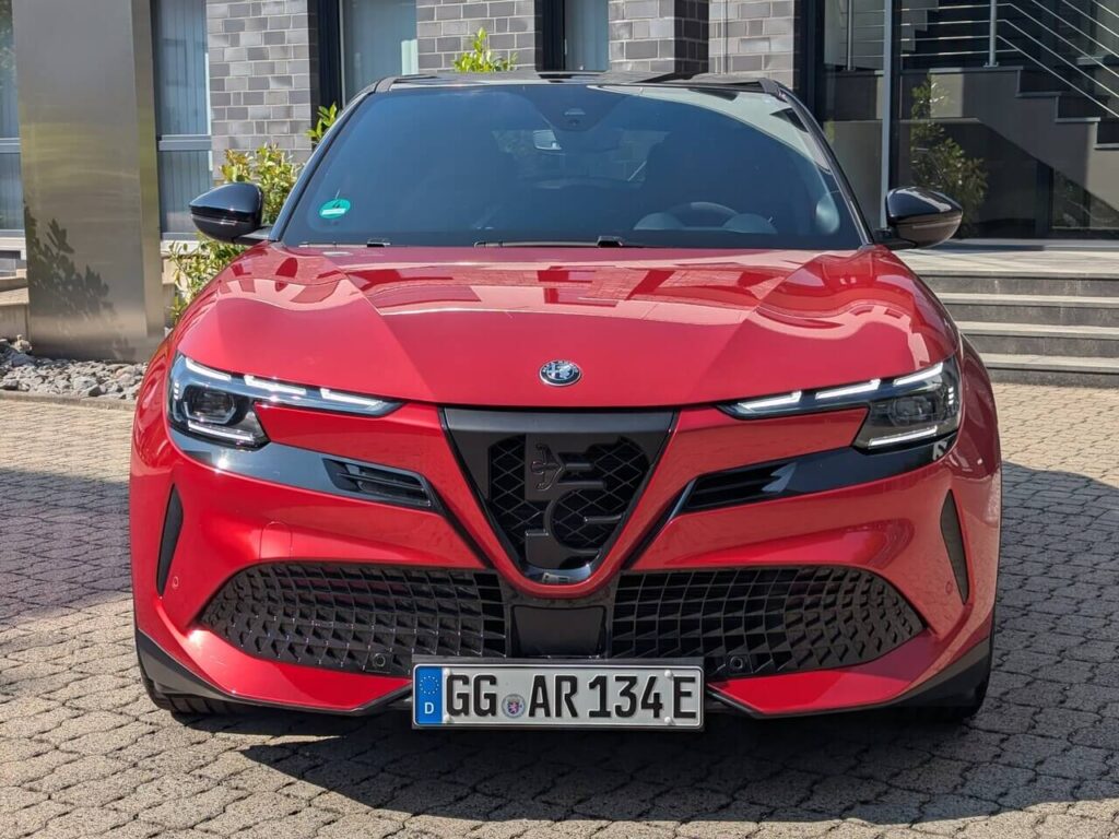Frontansicht: Alfa Romeo Junior Veloce mit Matrix-LED-Scheinwerfer und sportlichem "Scudetto" Grill.