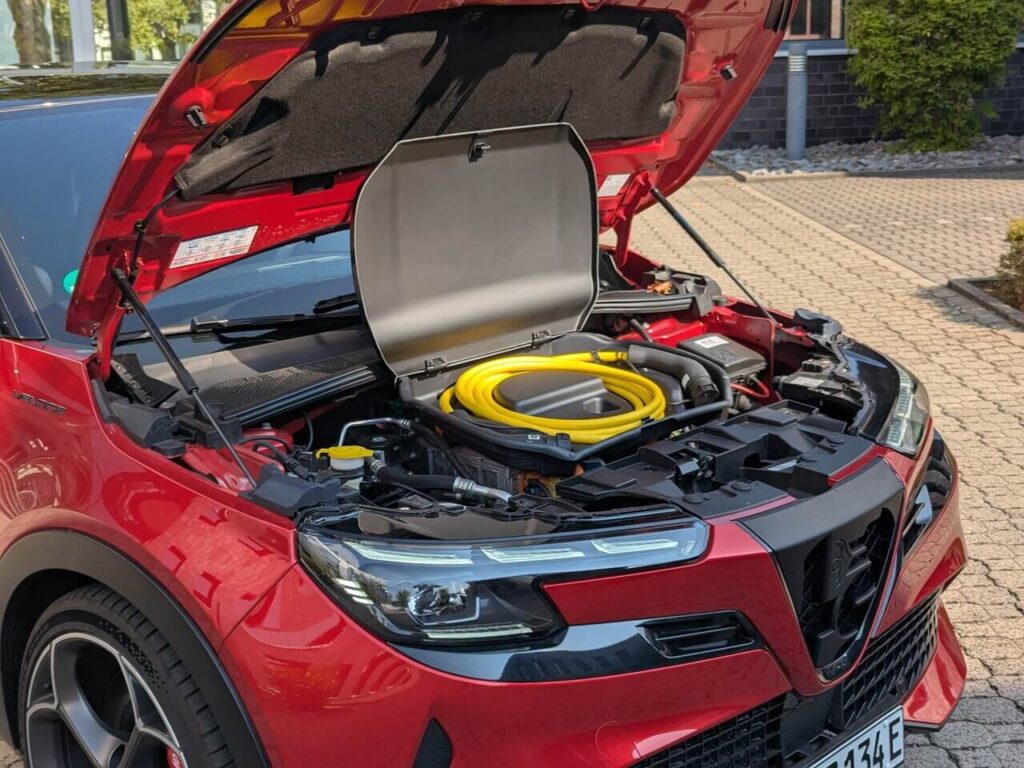 Frunk beim Alfa Romeo Junior Veloce: schmales Staufach für Ladekabel unter der Fronthaube.
