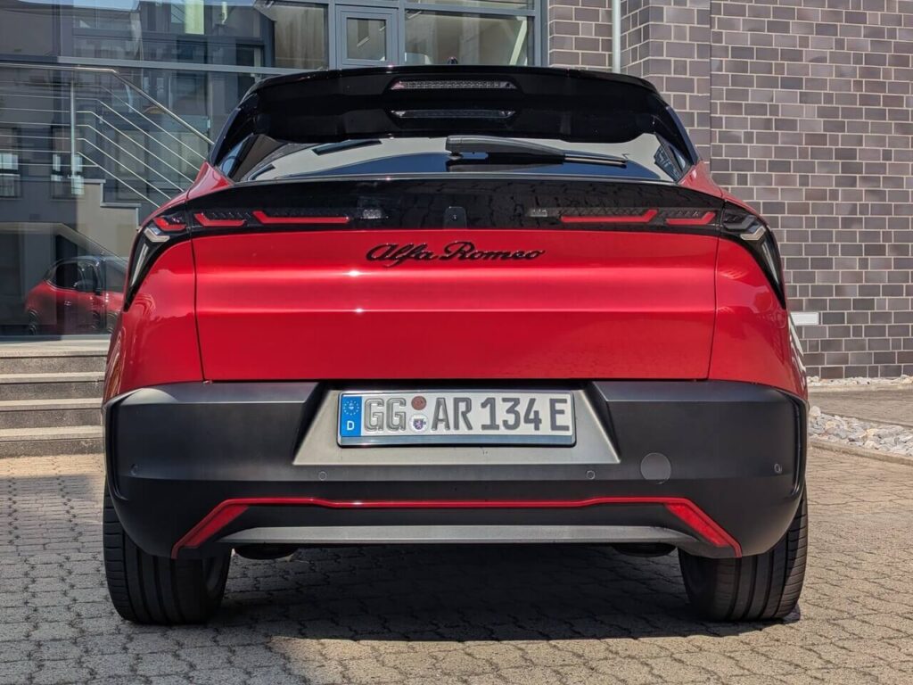 Heckansicht beim Alfa Romeo Junior "Veloce" in der Metallic-Lackierung "Rosso Brera"