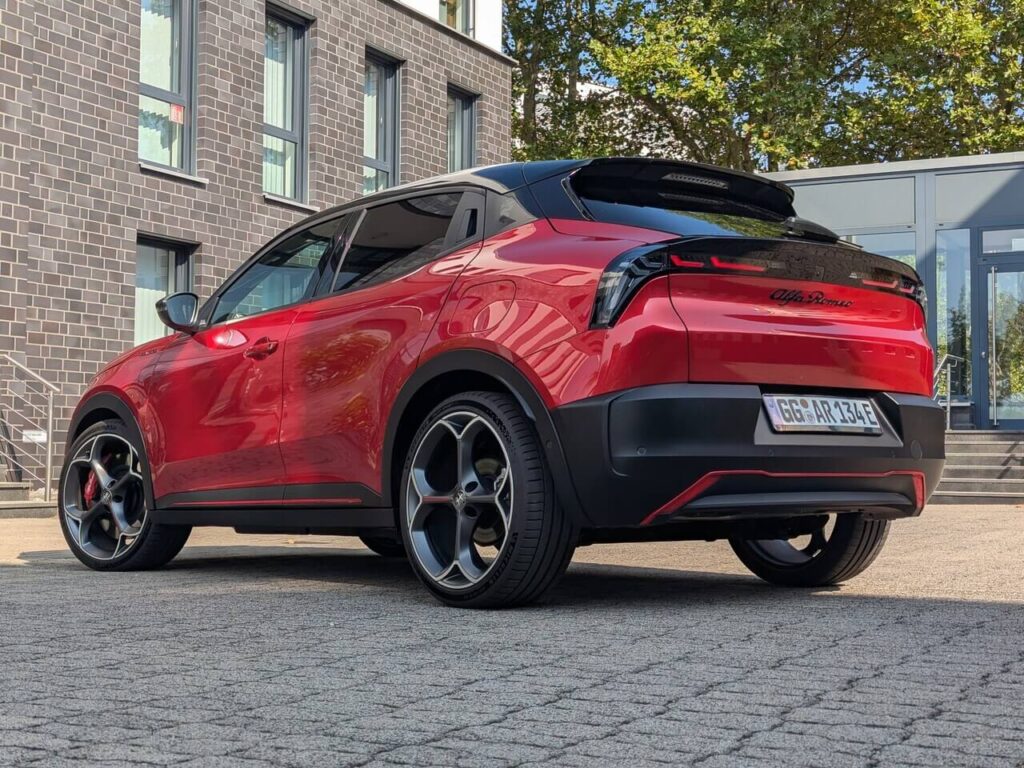 "181 Rosso Brera" mit schwarzem Dach (Code: 9LR) kostet 1350 Euro Aufpreis.