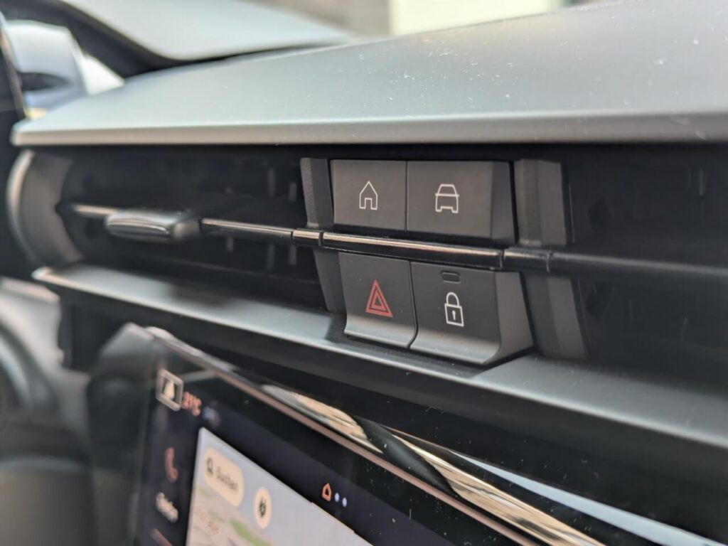 Home-Button und Schnellzugriffe auf Tempolimit-Warner zwischen den beiden mittleren Lüftungsdüsen.