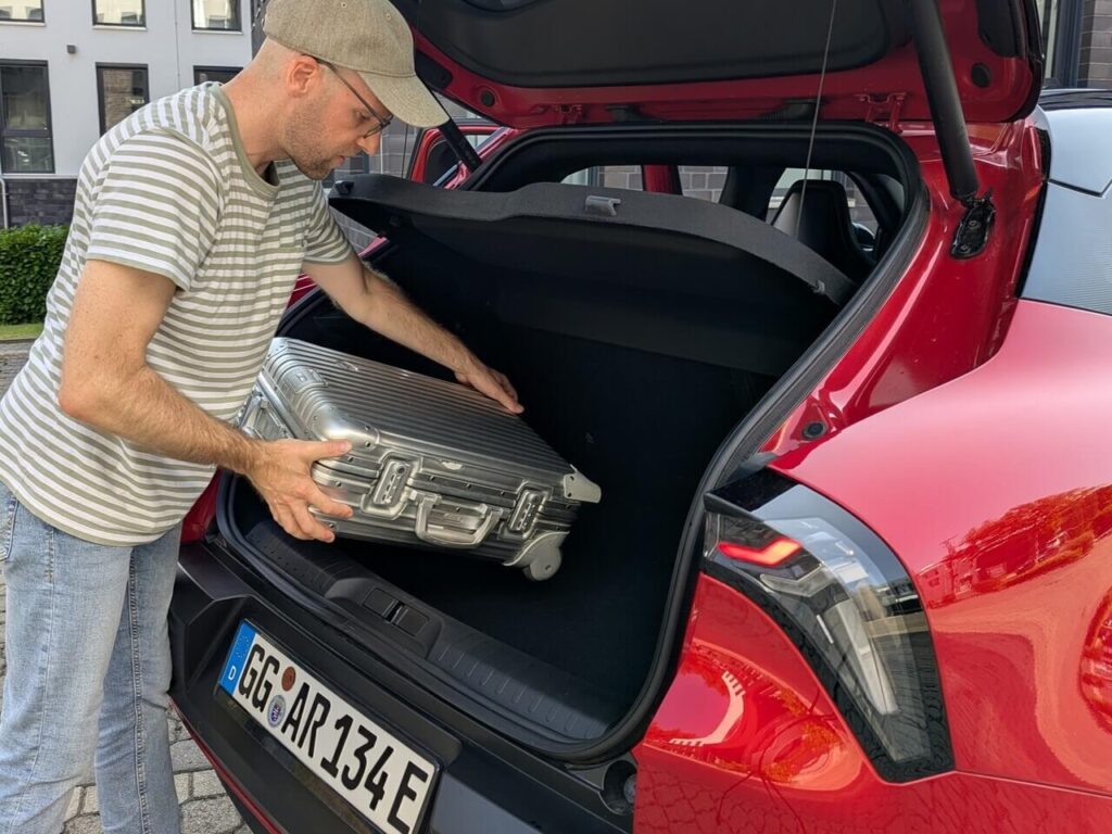 Störende Hutablage erschwert das Beladen des Kofferraums im Alfa Romeo Junior.