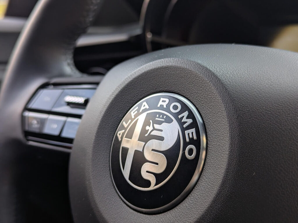 Alfa Romeo Logo auf dem Lenkrad