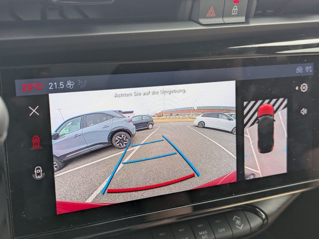 Rückfahrkamera beim Alfa Romeo Junior mit 180-Grad-Ansicht und dynamischen Führungslinien.
