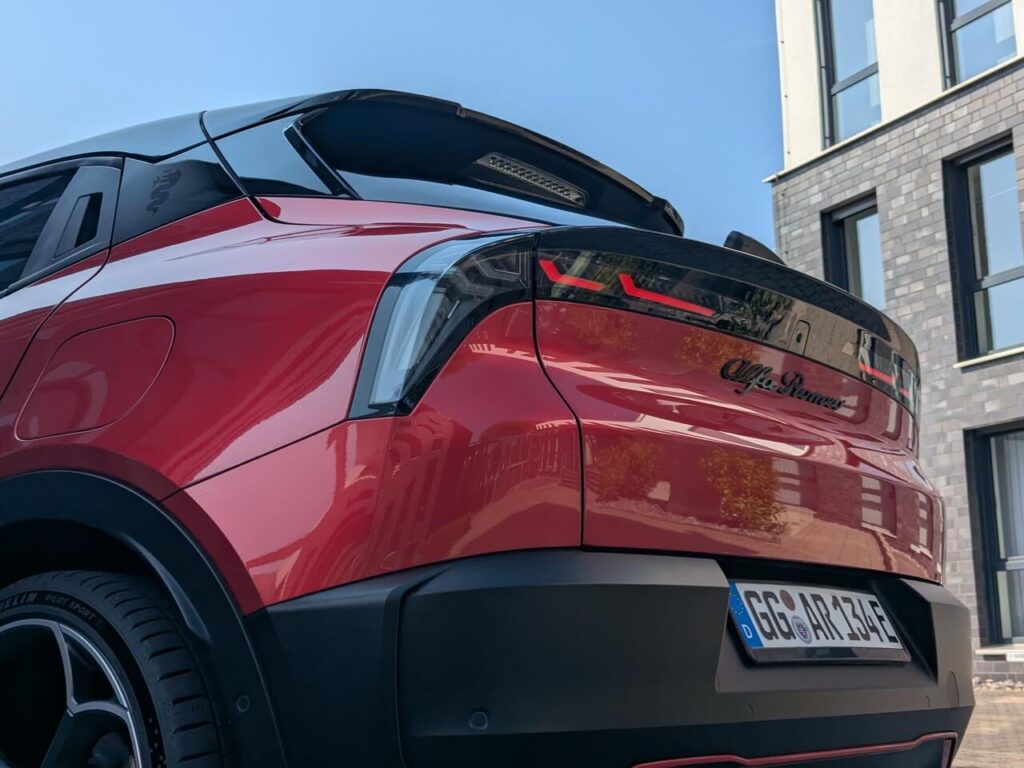 Schmale LED-Rückleuchten beim Alfa Romeo Junior